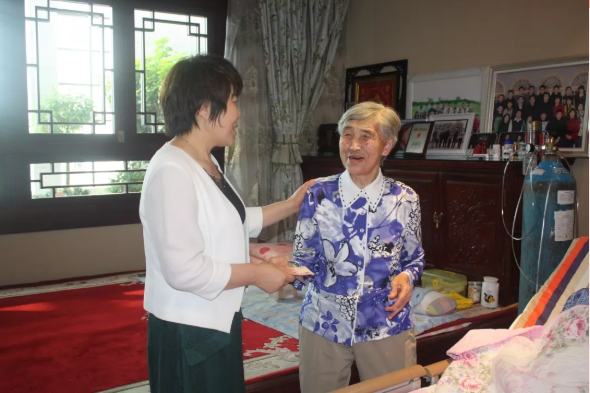 霍鳳蓮到李學(xué)彥家庭走訪慰問(wèn)