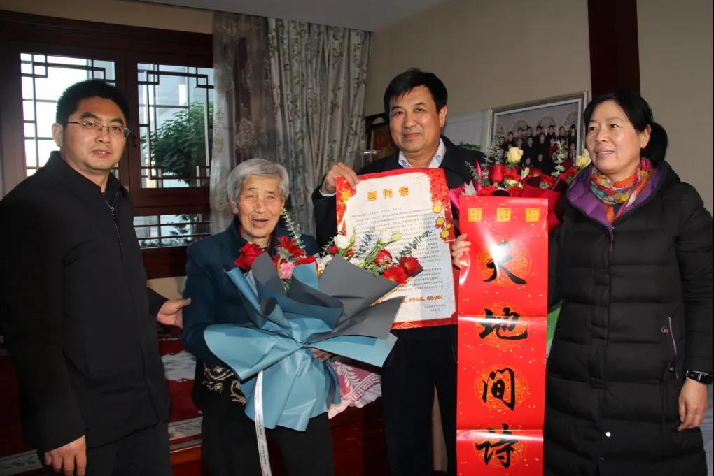 榆林市委宣傳部長曾德超慰問全國文明家庭李學(xué)彥家庭