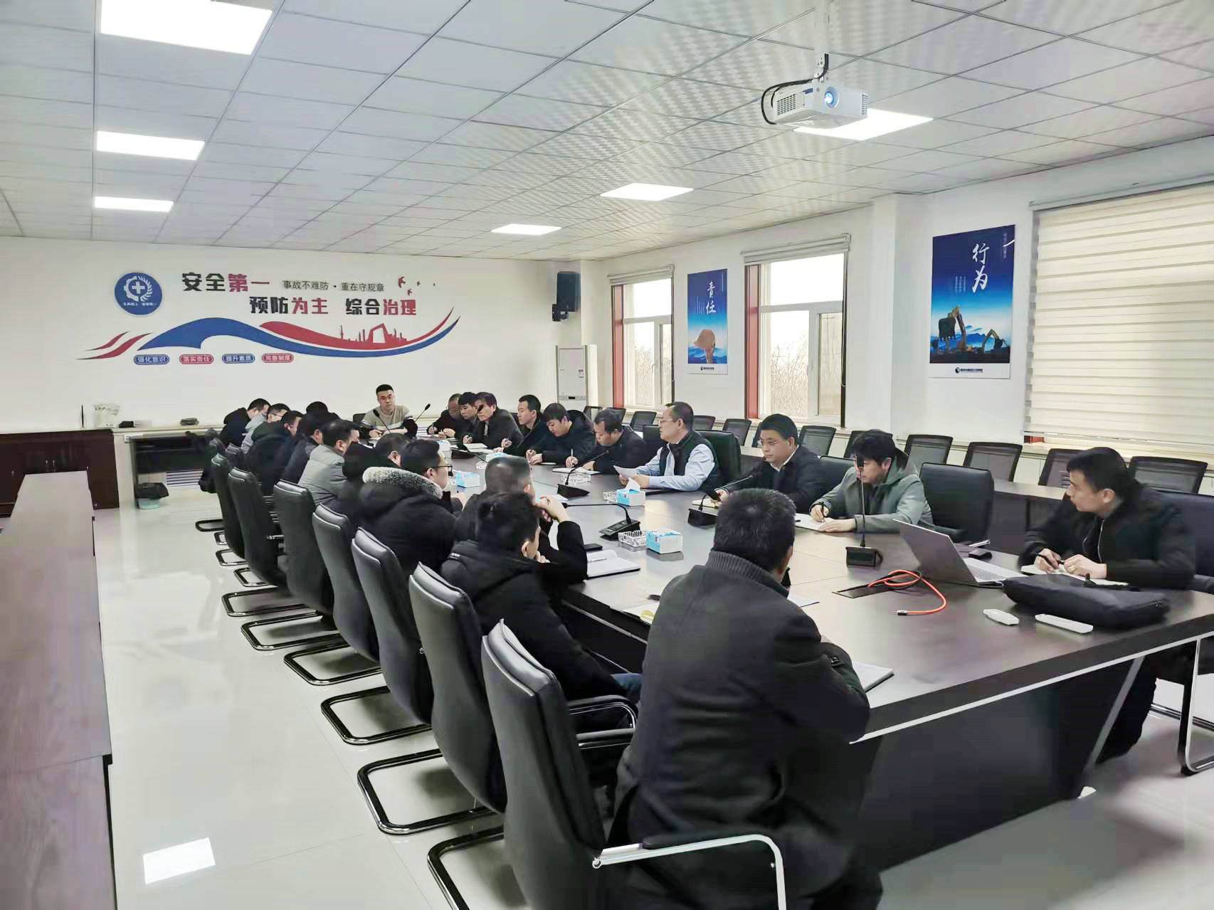 白鷺煤礦召開疫情防控及安全辦公會議