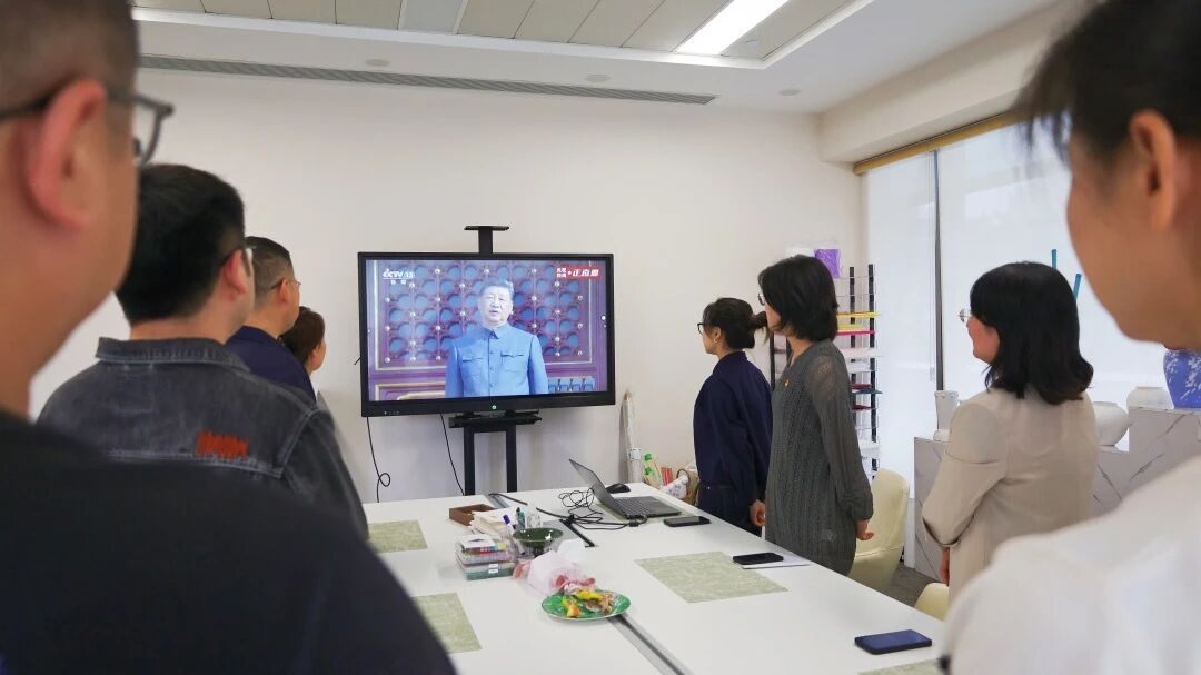 觀看閱兵盛典，見證強(qiáng)國(guó)力量